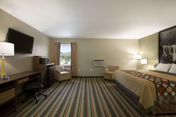 Super 8 by Wyndham Tuscola image 12