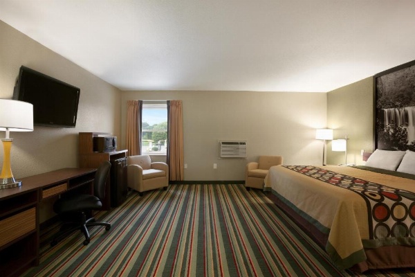 Super 8 by Wyndham Tuscola image 16
