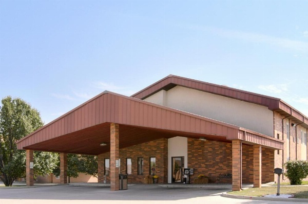 Super 8 by Wyndham Tuscola image 20