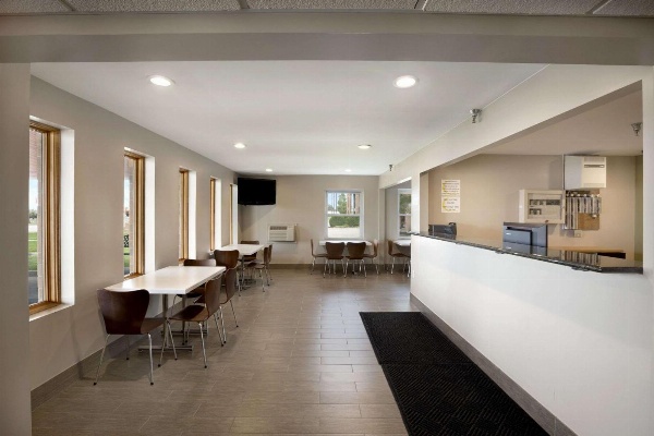 Super 8 by Wyndham Tuscola image 3